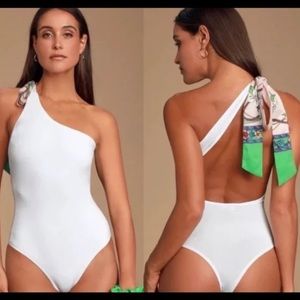 NWT Lulus white bodysuit with matching scrunchie set